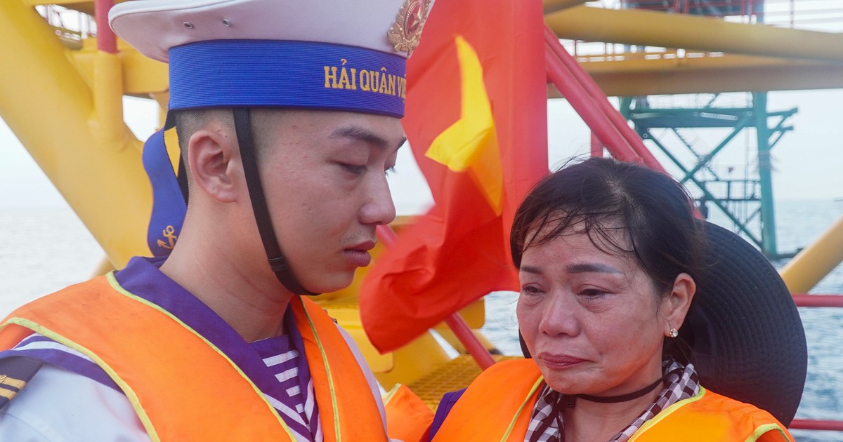 Xúc động hai phụ huynh vượt biển thăm con ở nhà giàn DK1/10