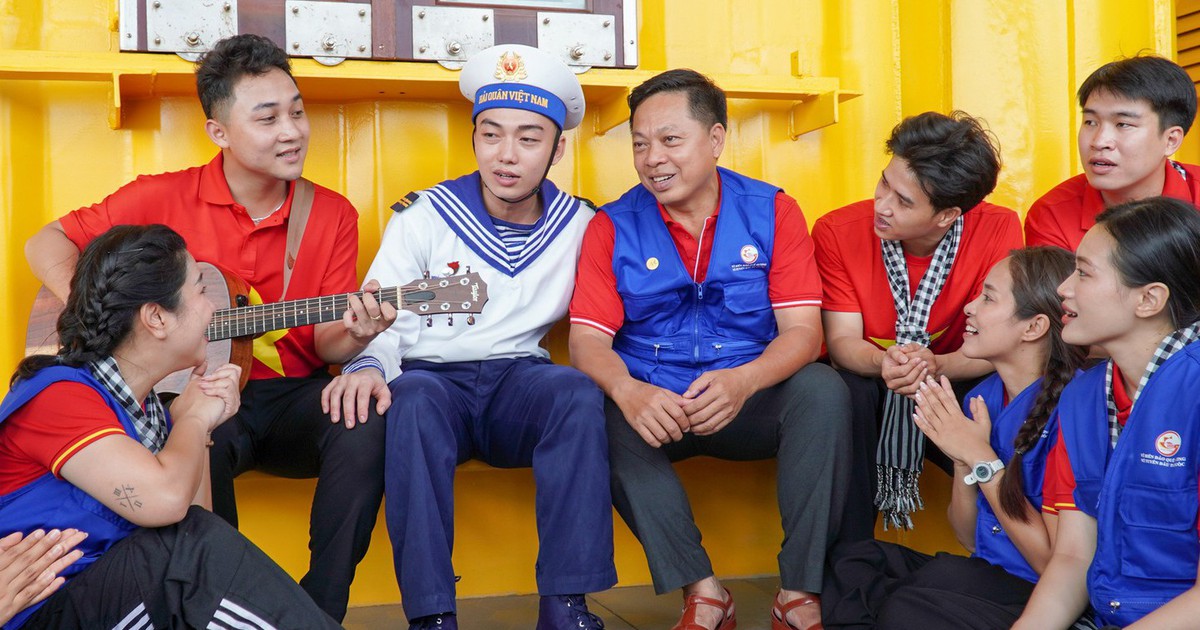 Đoàn đại biểu TP.HCM trao hơn 7 tỉ đồng quà, trang thiết bị cho chiến sĩ biển đảo Tây Nam, nhà giàn DK1/10