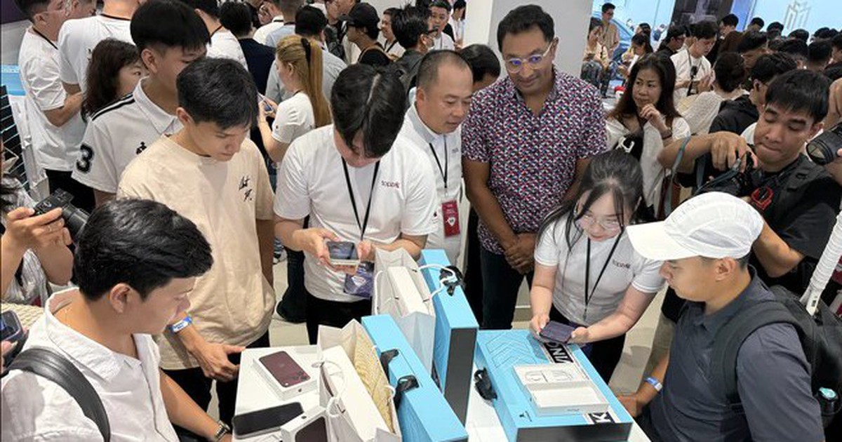 Ngày đầu mở bán iPhone 18: Tấp nập từ sáng sớm, hàng chục nghìn máy được giao