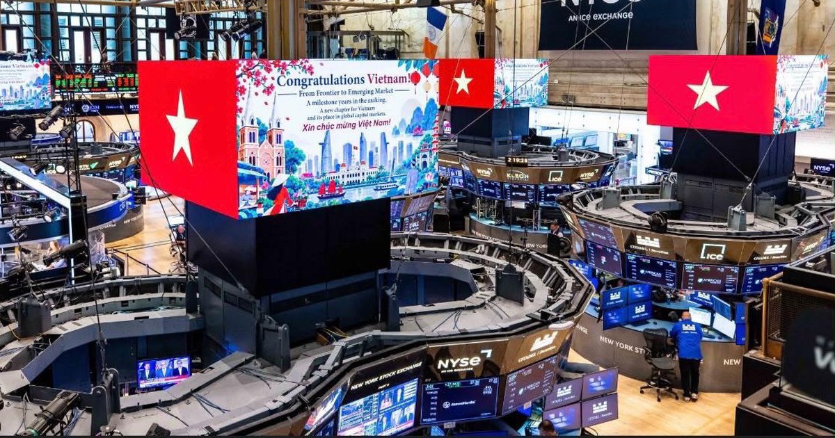 Cờ Việt Nam xuất hiện nổi bật trên bảng điện tử Sở Giao dịch chứng khoán New York