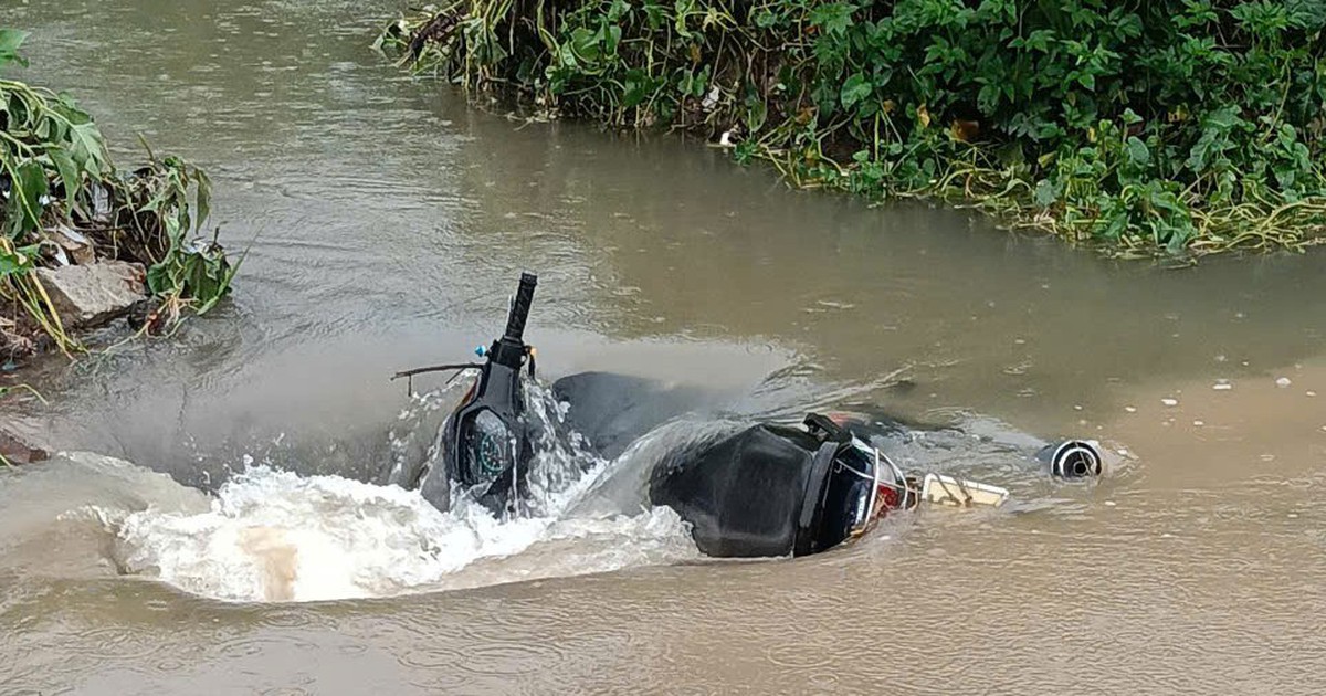 Xác minh thông tin nam sinh nghi bị nước cuốn mất tích khi đi qua đường ngập ở Hà Nội