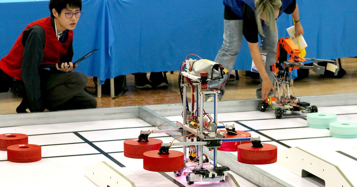 Sinh viên Việt - Nhật so tài, hai robot phải 'ăn nhịp' từng giây để thắng trận Robocon 4 phút