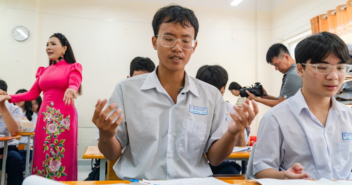 Học sinh TP.HCM học đờn ca tài tử: Không lấy điểm, không thi, vẫn say mê