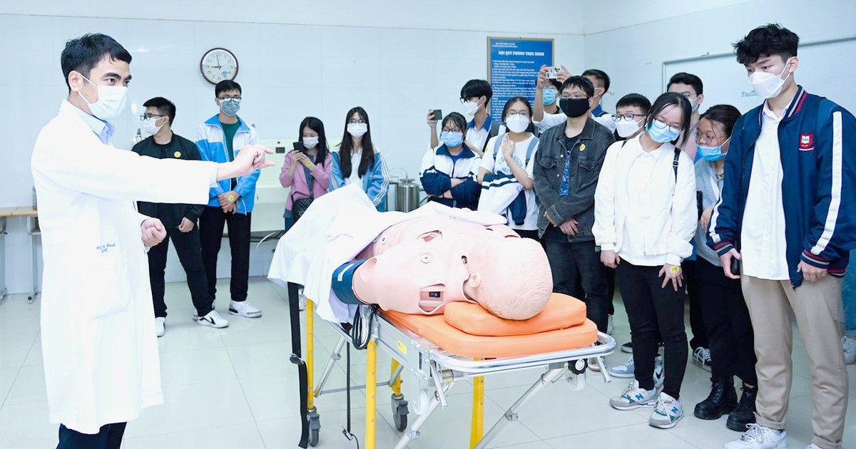 Học phí ngành y hơn 1 tỉ đồng, SV nghèo làm sao 'chạm' tới giấc mơ thành bác sĩ?