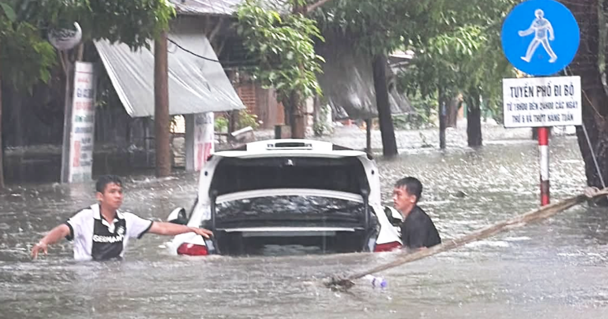 Sau mưa lớn ở Vinh, các đội cứu hộ chạy vã mồ hôi