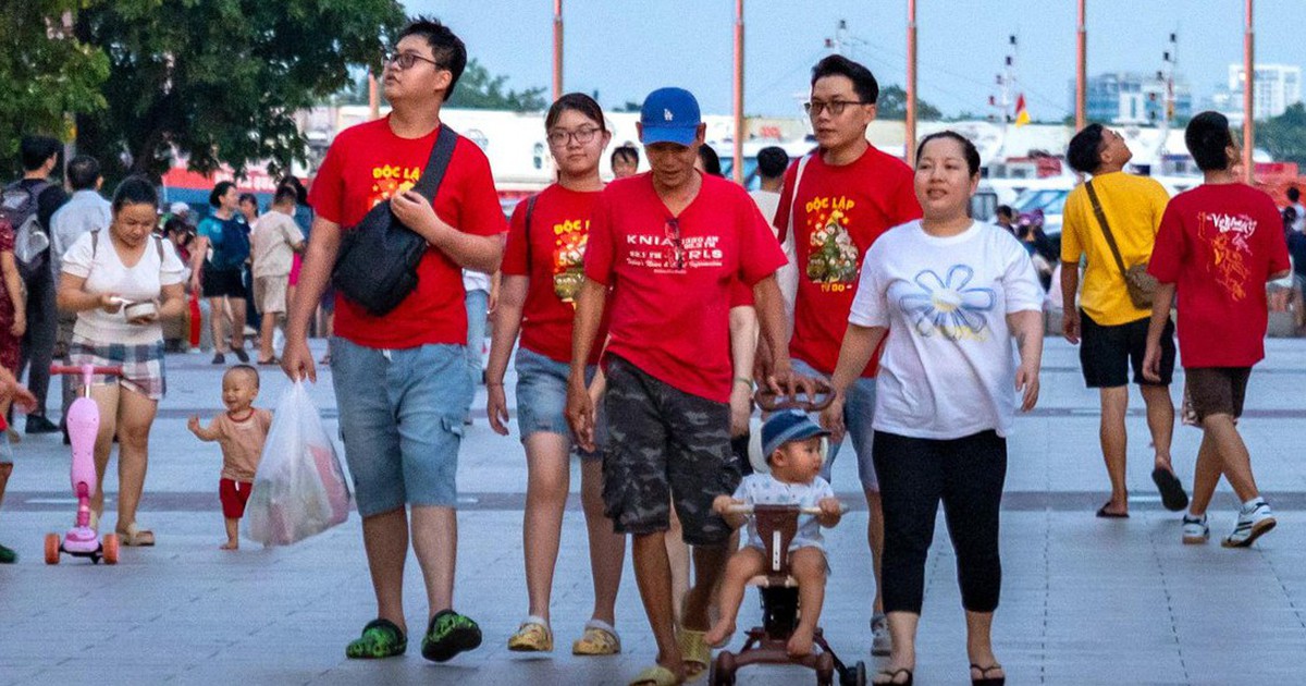 Hàng ngàn người đổ về trung tâm Hà Nội và TP.HCM chờ xem pháo hoa mừng Quốc khánh