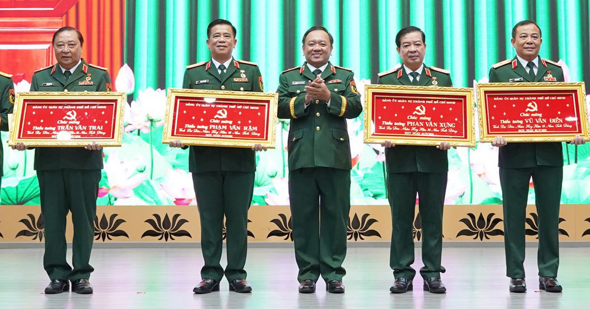 Thiếu tướng Vũ Văn Điền cùng các lãnh đạo, nguyên lãnh đạo Bộ Tư lệnh TP.HCM nhận Huy hiệu 35 năm tuổi Đảng