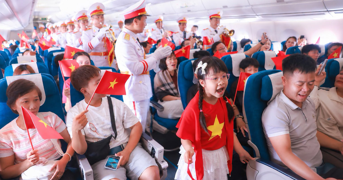 Mini concert ở độ cao 10.000m và tiết mục Quốc ca của các em câm điếc vỡ òa dịp Quốc khánh