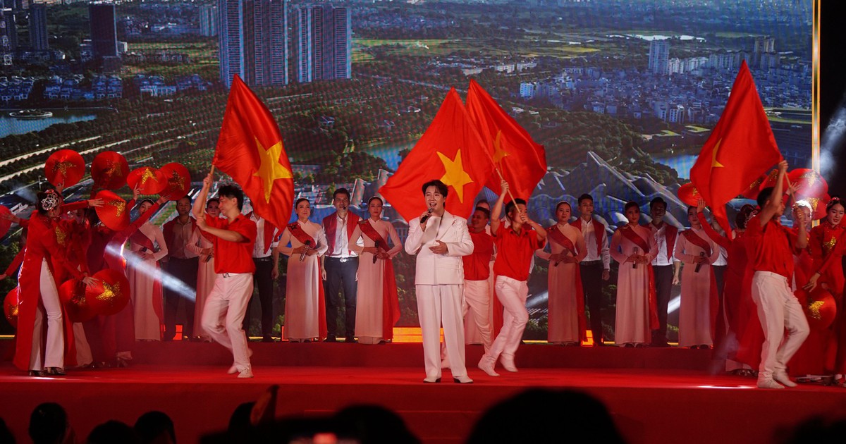 ‘Mùa thu độc lập’ bừng sáng bên hồ Gươm đêm Quốc khánh