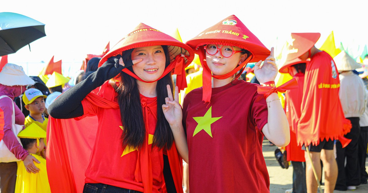 Hàng ngàn người lội xuống biển cổ vũ hội bơi chải truyền thống làng chài Quảng Trị