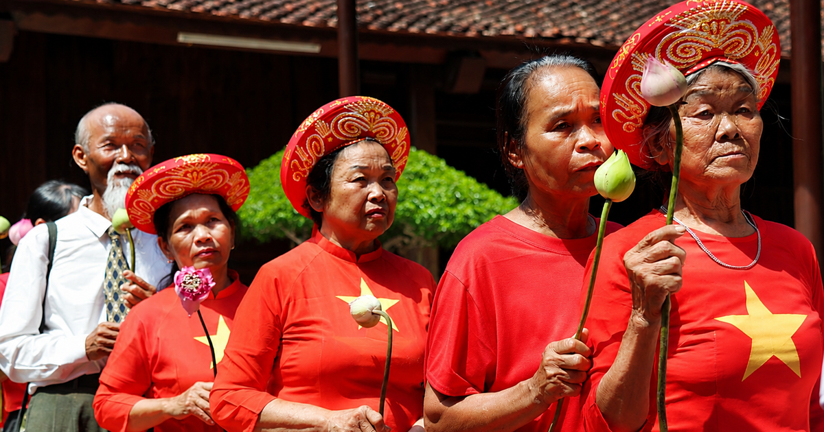 Dòng người thành kính dâng hoa sen trong lễ giỗ Chủ tịch Hồ Chí Minh