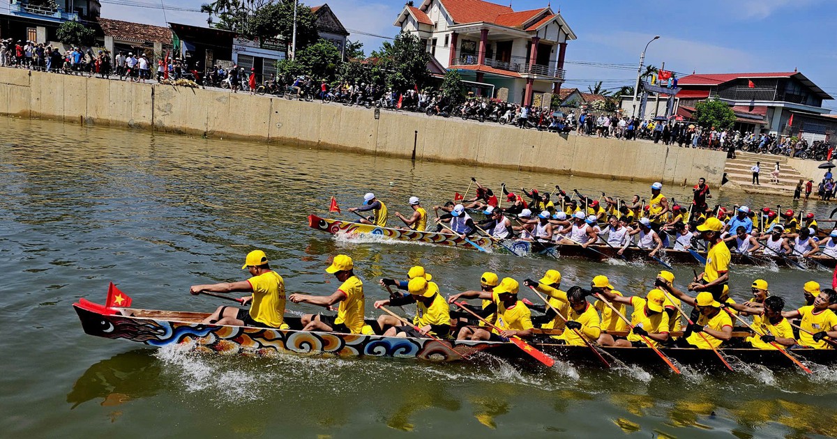 Có gì ở hội đua thuyền quê Đại tướng Võ Nguyên Giáp mà cả chục ngàn người kéo đến cổ vũ?