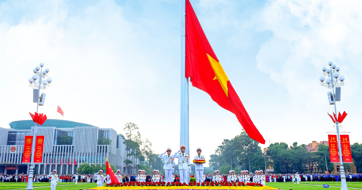 Cả ngàn người chứng kiến lễ thượng cờ tại quảng trường Ba Đình trong ngày Quốc khánh 2-9