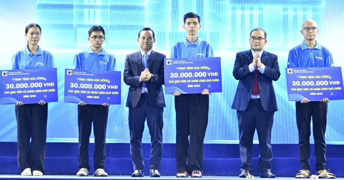 4 nhân vật của 'Tiếp sức đến trường' trên Tuổi Trẻ được Bách khoa Đà Nẵng trao học bổng