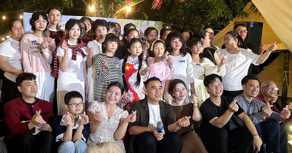Giám khảo Quyền Linh liên tục lau nước mắt