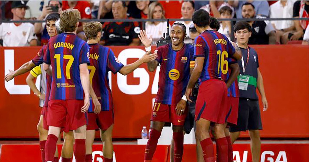 Raphinha lập hat-trick giúp Barca khởi đầu hoàn hảo ở La Liga