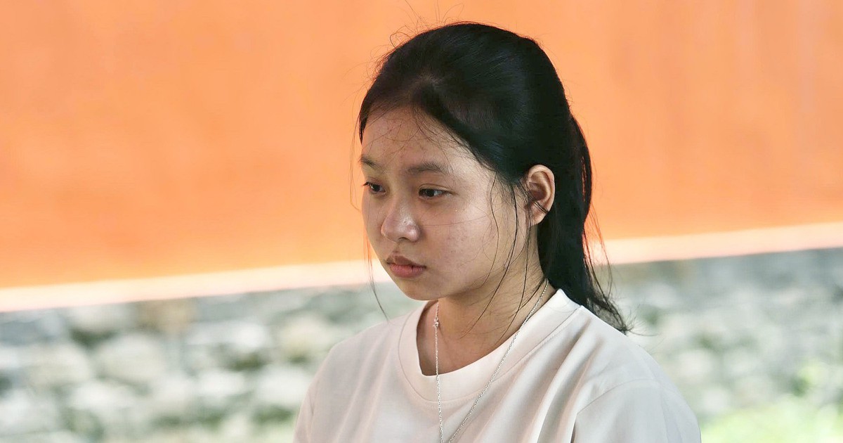 ‘Xin mẹ ráng nuôi con học’, nữ sinh mồ côi làm xưởng nhang từ lớp 10, vào đại học bằng tiền mẹ vay