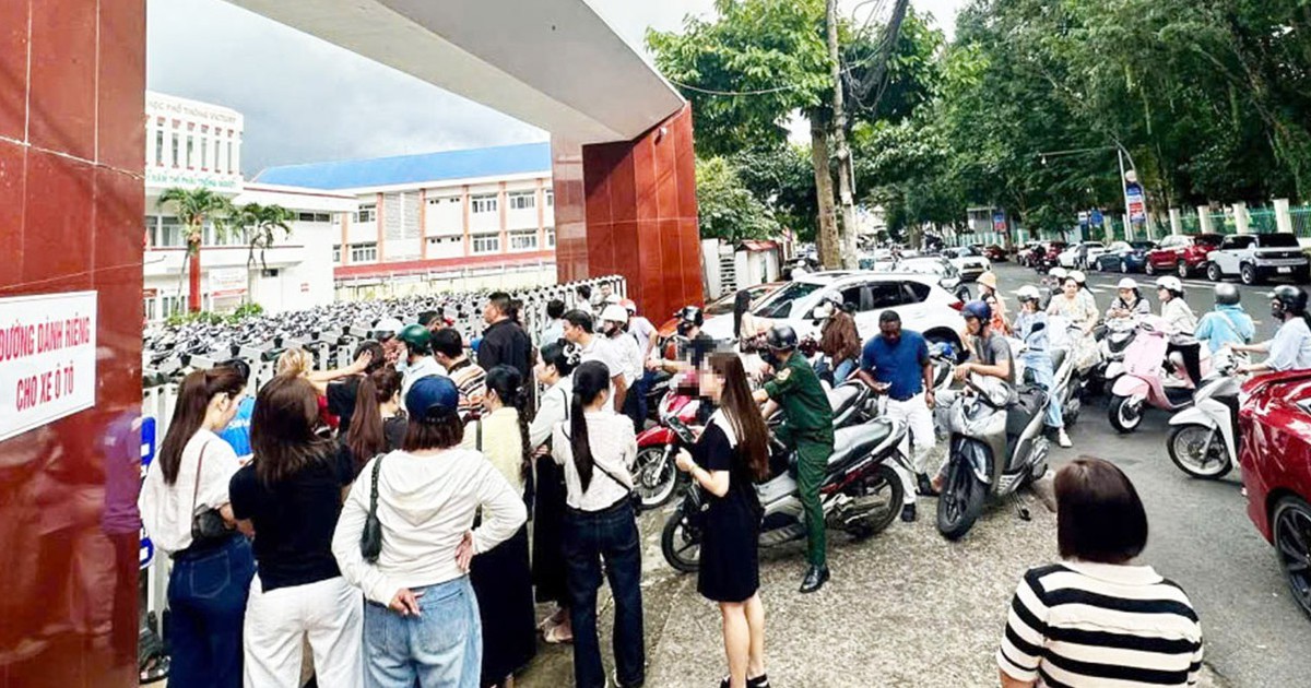 Vụ phụ huynh đi họp muộn, trường đóng cổng: Cha mẹ hãy là tấm gương sáng cho con soi mỗi ngày