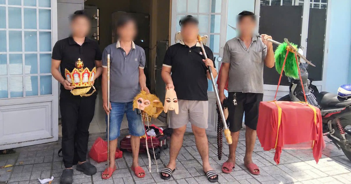 4 'thầy trò Đường Tăng' cưỡi ngựa, đi bộ trong làn ô tô là 'làm theo di nguyện người quá cố'