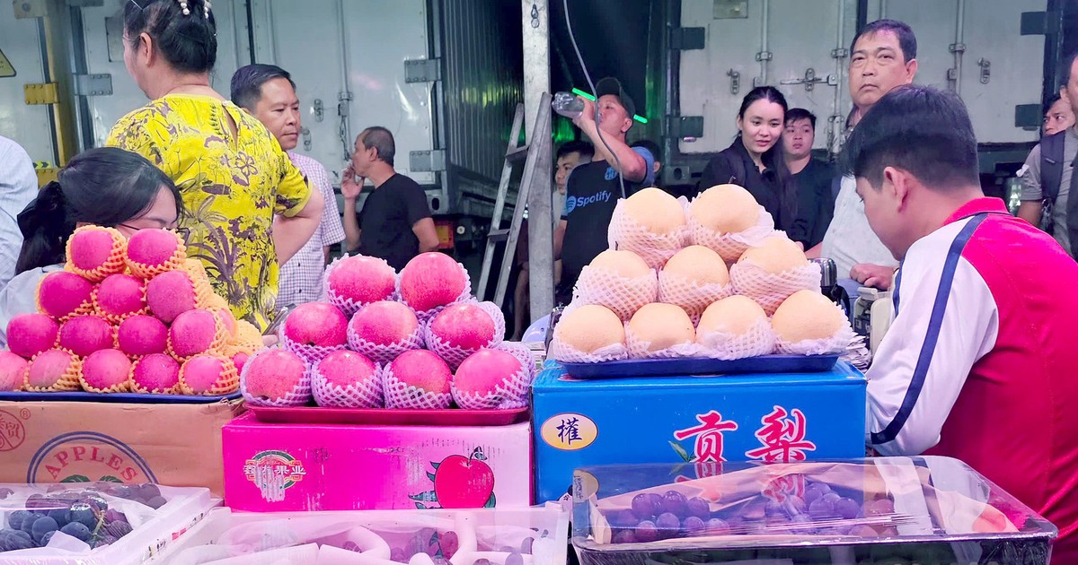 Giá cả đầu ngày: Rau Trung Quốc giá rẻ đổ về, nông dân miền Tây lo rau màu rớt giá