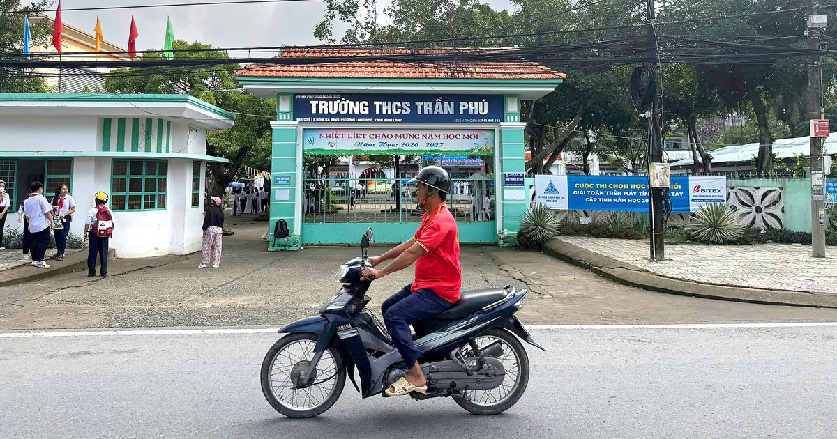 Học sinh lớp 8 bị nhóm bạn đánh bằng nón bảo hiểm trước cổng trường
