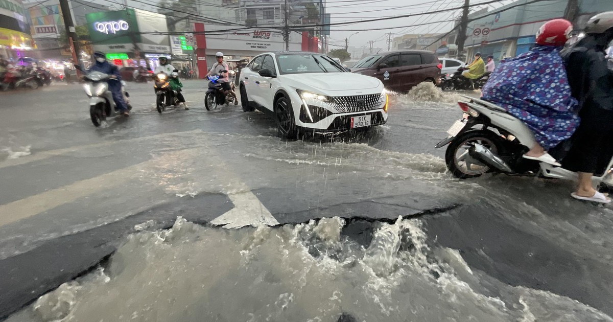 Chiều nay nếu mưa lớn, người dân TP.HCM cần lưu ý những đoạn đường dễ ngập nước nào?