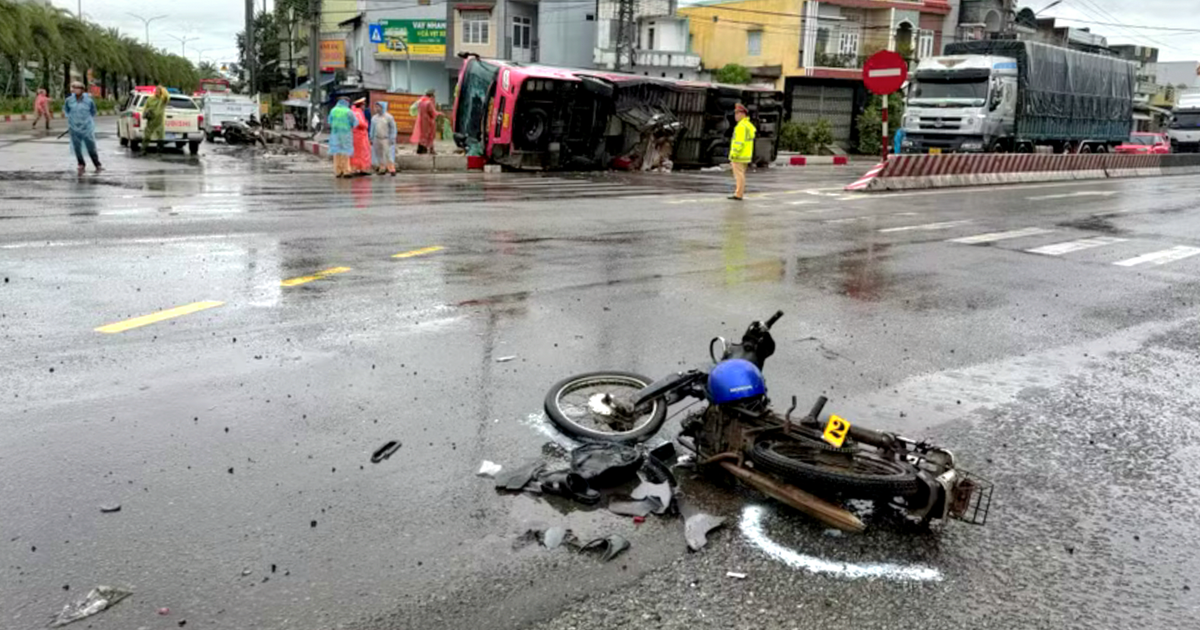 Xe giường nằm va chạm nhiều xe rồi lật nghiêng, tài xế xe máy và một hành khách chết