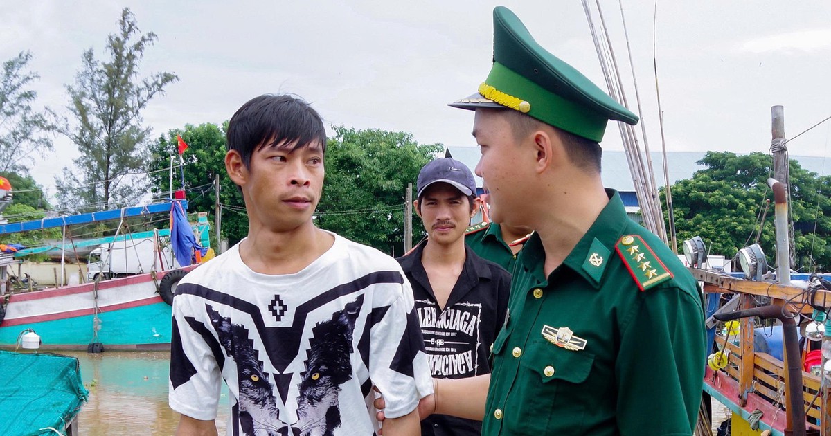 Bộ đội Biên phòng Cần Thơ tiếp nhận 5 ngư dân gặp nạn trên biển