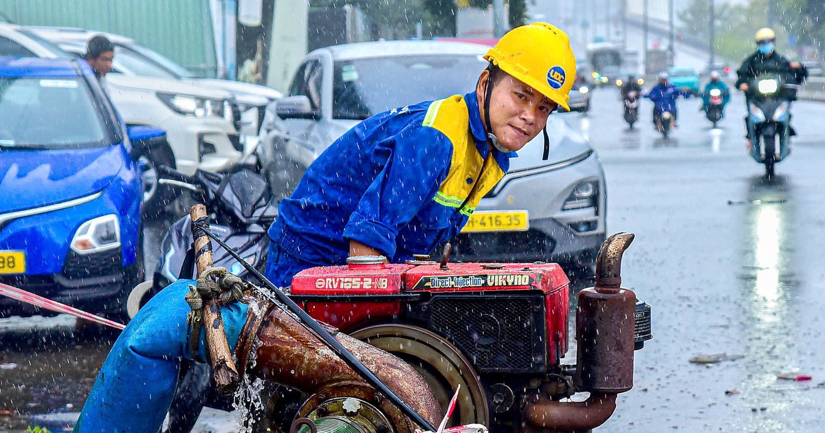 Bơm nước 'giải cứu' ngập chân cầu Ba Son phía Thủ Thiêm