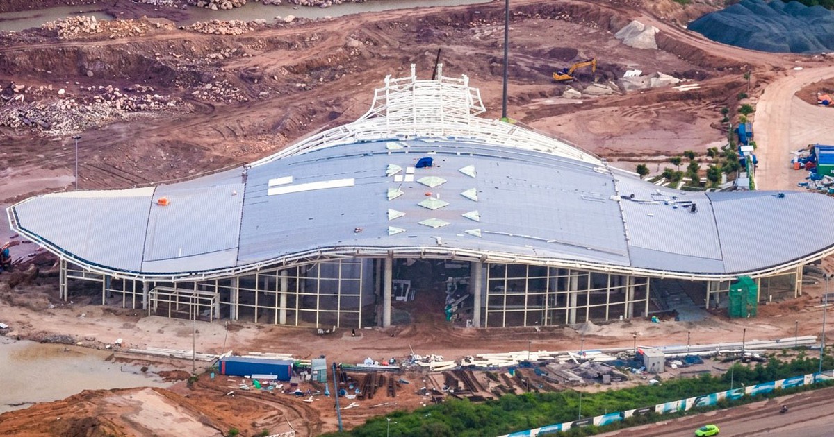Cơ bản hoàn thiện mái nhà ga VIP 'cá đại bàng biển' ở sân bay Phú Quốc đón nguyên thủ dự APEC 2027