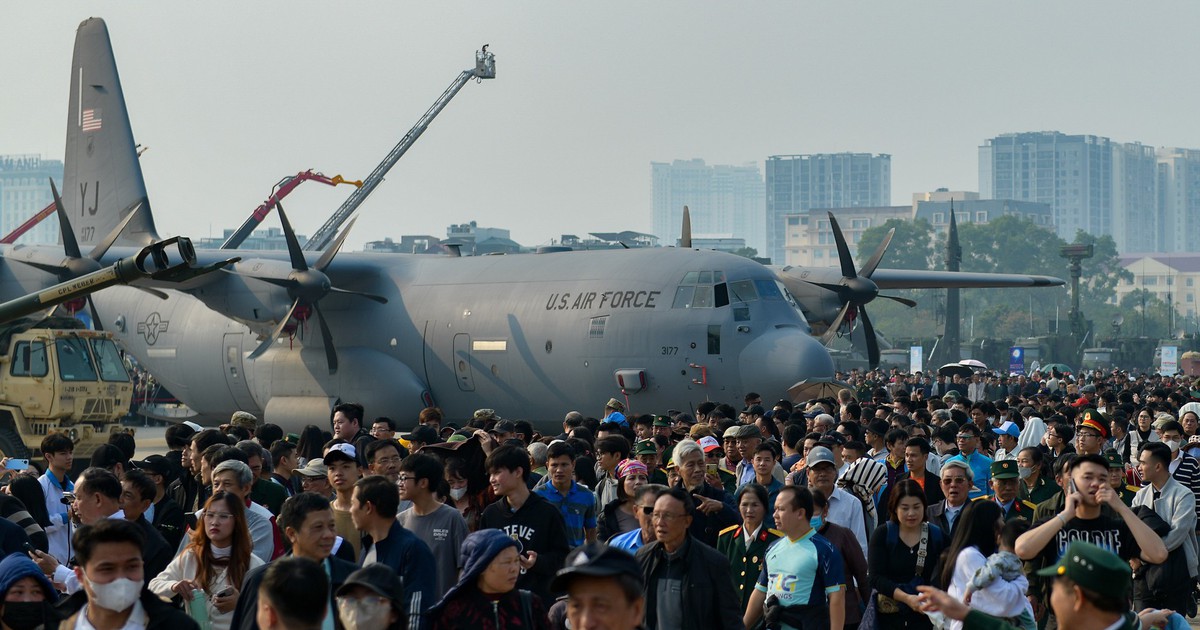 Triển lãm quốc phòng 2026 giới thiệu công nghiệp quốc phòng Việt Nam với máy bay c - 130 j , HIMARS