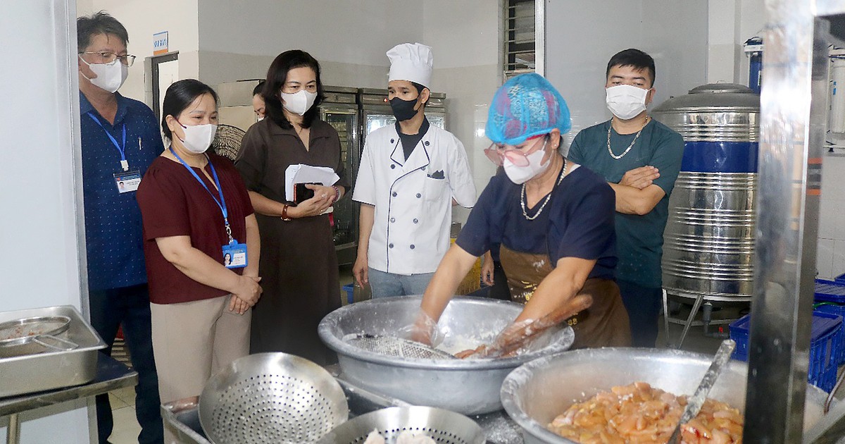 Hà Nội kiểm tra đột xuất bếp ăn trường sau phản ánh 'toàn tóp mỡ'