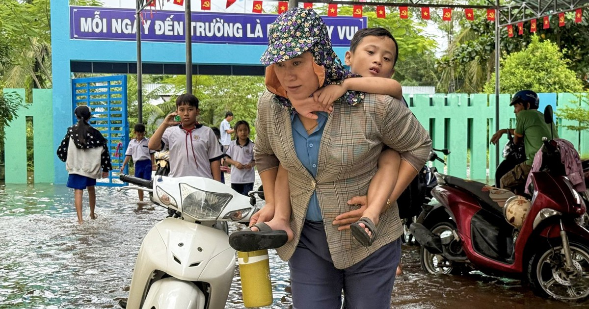 Mưa gây ngập sâu, một xã ở Cà Mau cho học sinh nghỉ học