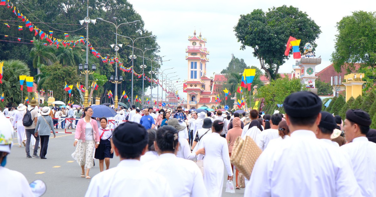 Hàng vạn người về Tòa Thánh Tây Ninh dự chay, cúng đại lễ Hội yến Diêu Trì Cung