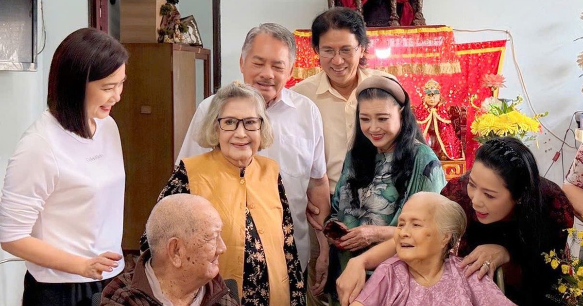 NSND Kim Cương mừng nghệ sĩ Ngọc Đáng 99 tuổi