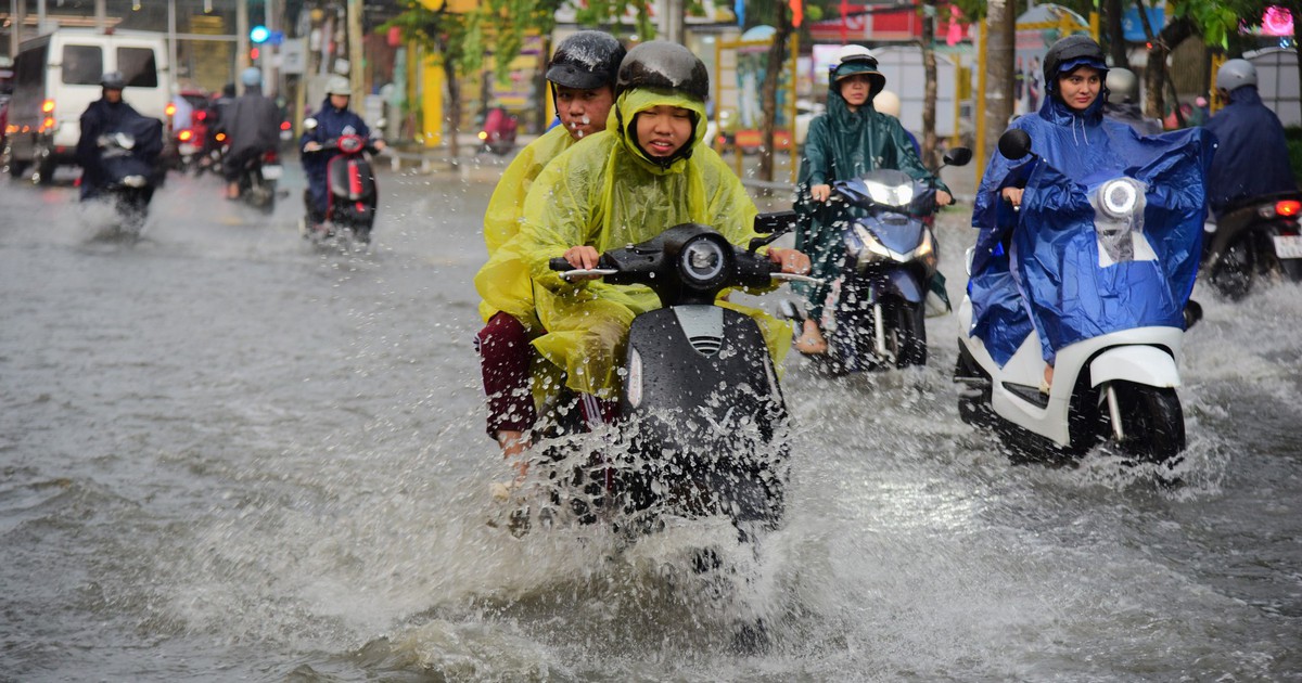 Ngã tư Nguyễn Văn Khối - Lê Văn Thọ ở TP.HCM bị ngập, học sinh dắt xe lội nước về nhà