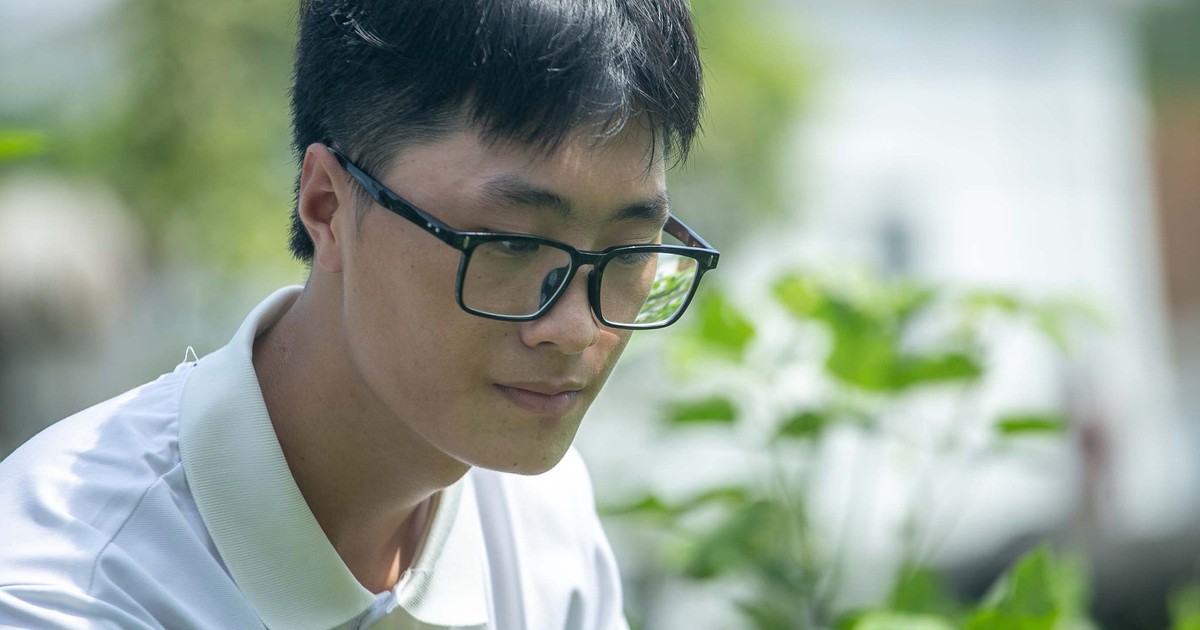 Mới nhập học đã làm bốc xếp, chàng trai Mông mồ côi cha mẹ trong ba lô có đúng 1 triệu đồng