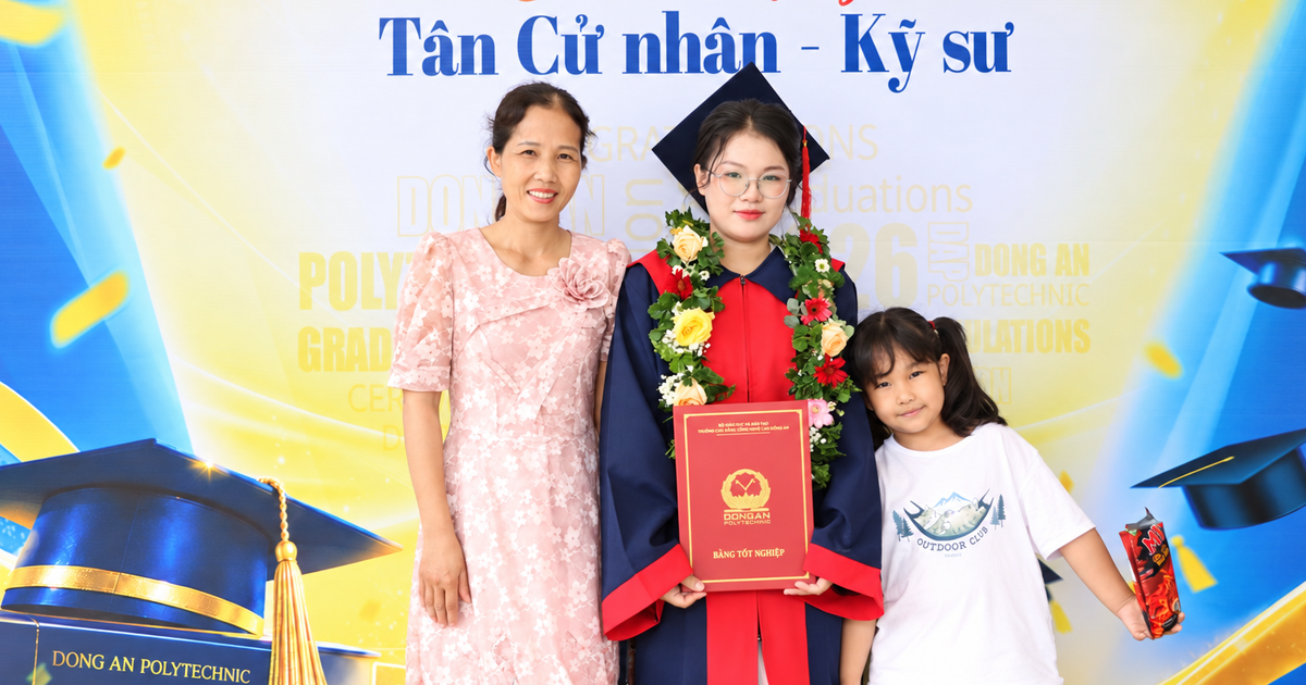 Mẹ đi mua ve chai, con gái vừa học vừa làm tốt nghiệp xuất sắc
