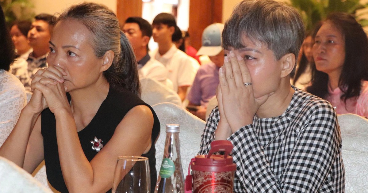 Tài trợ học phí toàn bậc đại học, tặng 50 triệu cho nữ SV trường Y có cha khuyết tật, mẹ ung thư, chị mắc tâm thần