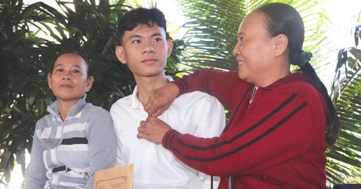 Mang bệnh động kinh vẫn đoạt giải nhất Tin học Đà Nẵng, đậu Bách Khoa: Đi nhận học bổng, mẹ và dì 'đòi’ đi theo