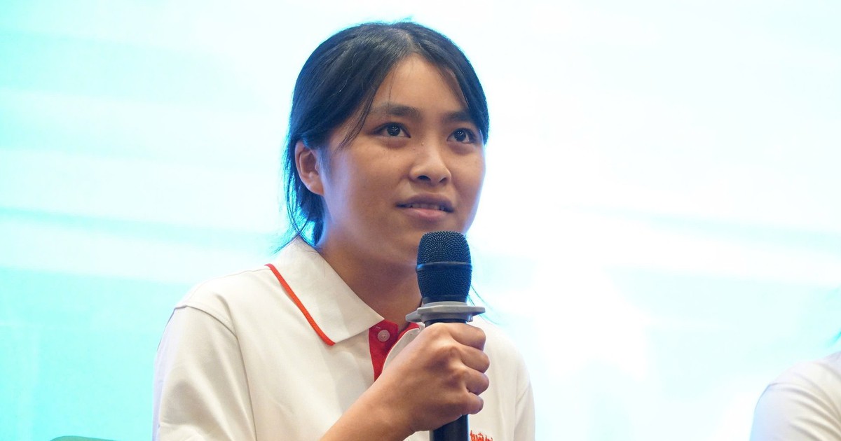 Tài trợ học phí toàn bậc đại học, tặng 50 triệu cho nữ SV thiếu tình cha, phải phơi cá thuê kiếm sống