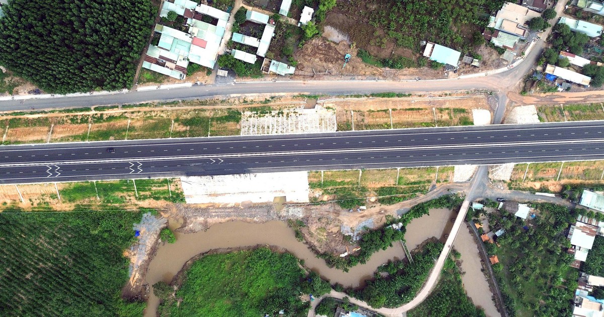 Ngập khu dân cư cạnh cao tốc: Chủ tịch Đồng Nai yêu cầu đánh giá lại hệ thống thoát nước