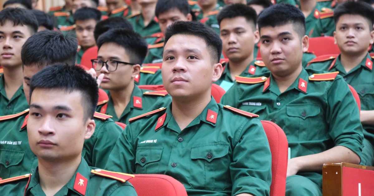 Kỹ sư quân sự tài năng tốt nghiệp loại giỏi được phong quân hàm thượng úy