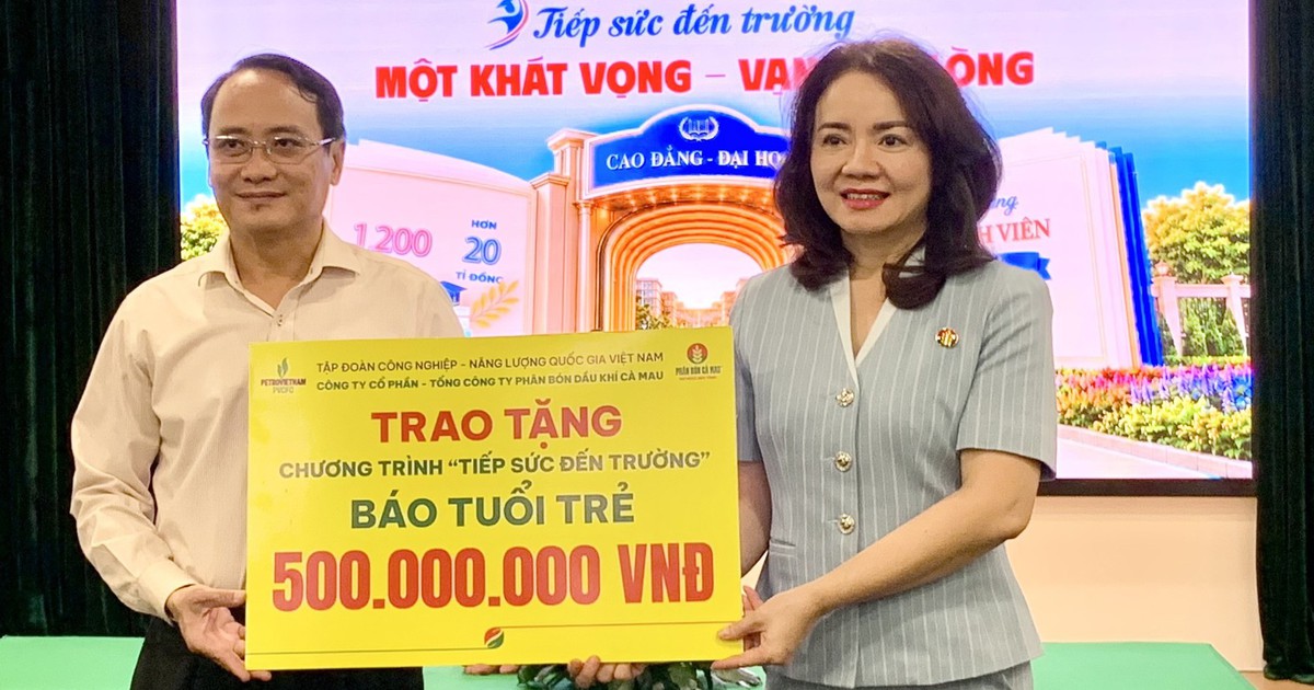Lần đầu tiếp sức đến trường, Tổng công ty Phân bón Dầu khí Cà Mau trao 500 triệu đồng