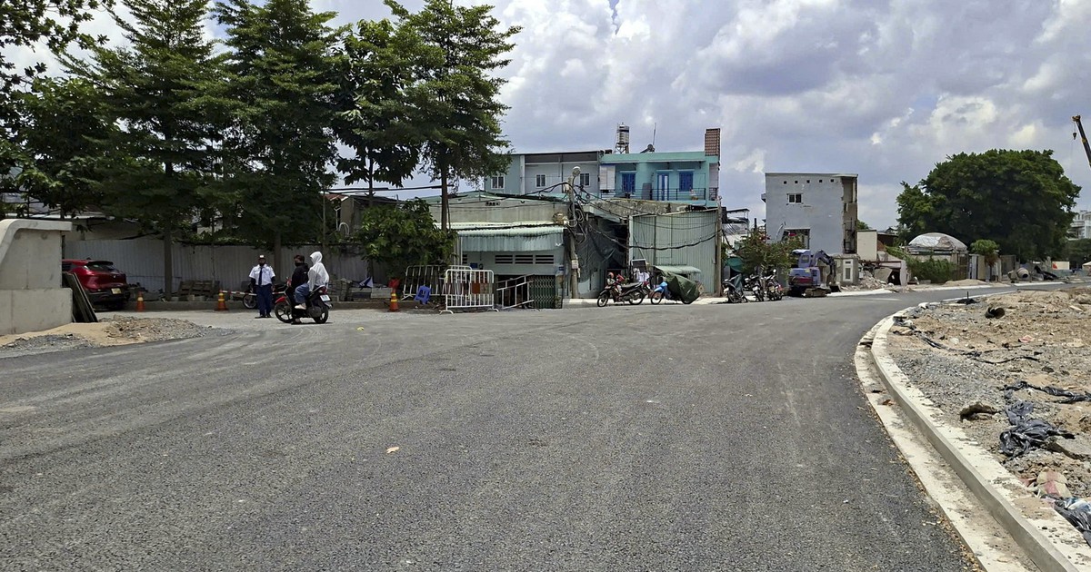 Trường đại học tháo rào chắn đường ven rạch Xuyên Tâm