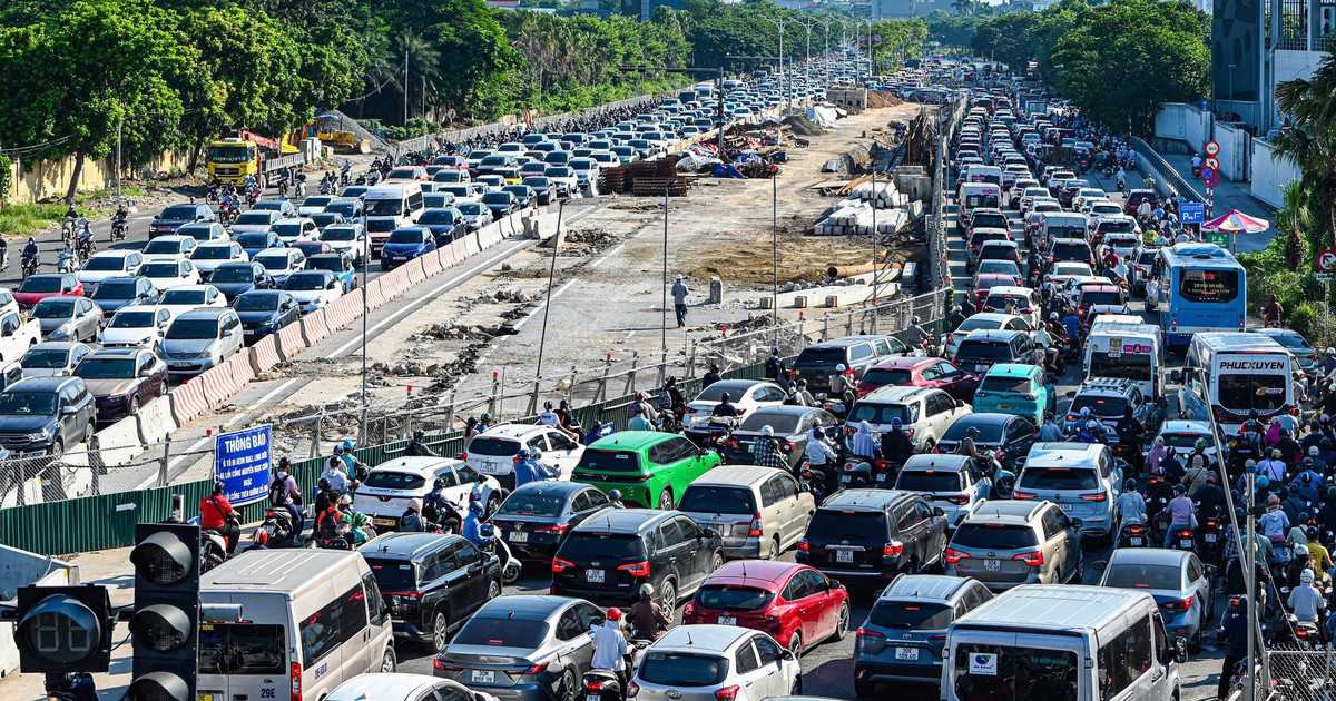 Cầu Vĩnh Tuy kẹt cứng ngày đầu đi làm sau lễ, nhiều người mất cả tiếng để qua cầu