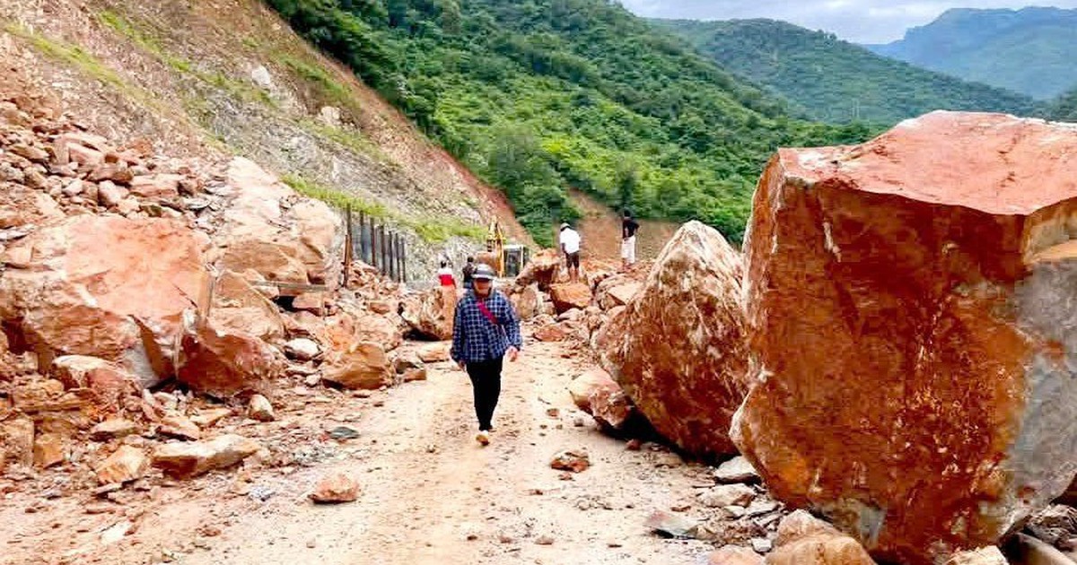 Núi sạt lở như 'thác đổ' dù trời không mưa, xã cảnh báo nguy hiểm