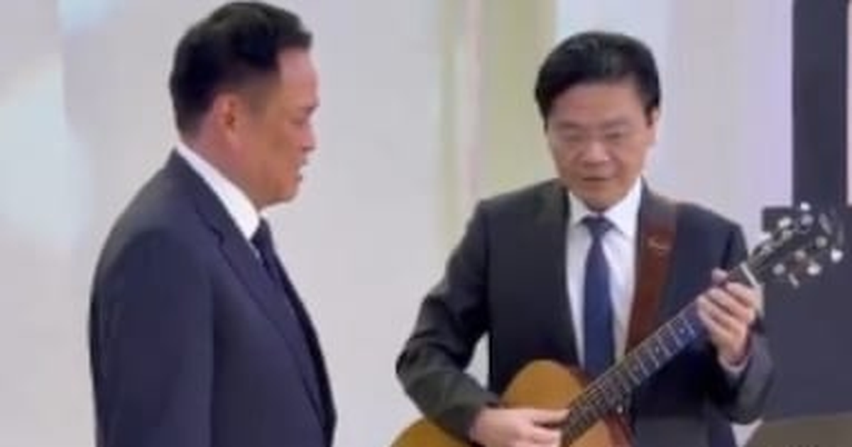 Thủ tướng Singapore đệm đàn guitar cho Thủ tướng Thái Lan hát