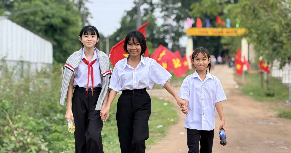 Không còn đi gần 20km đến lớp, học sinh vùng biên háo hức với trường mới