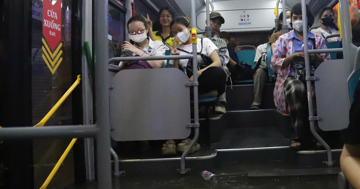 Đường Phan Huy ích ngập nặng 'kỷ lục', nước tràn vào khiến xe buýt chết máy la liệt